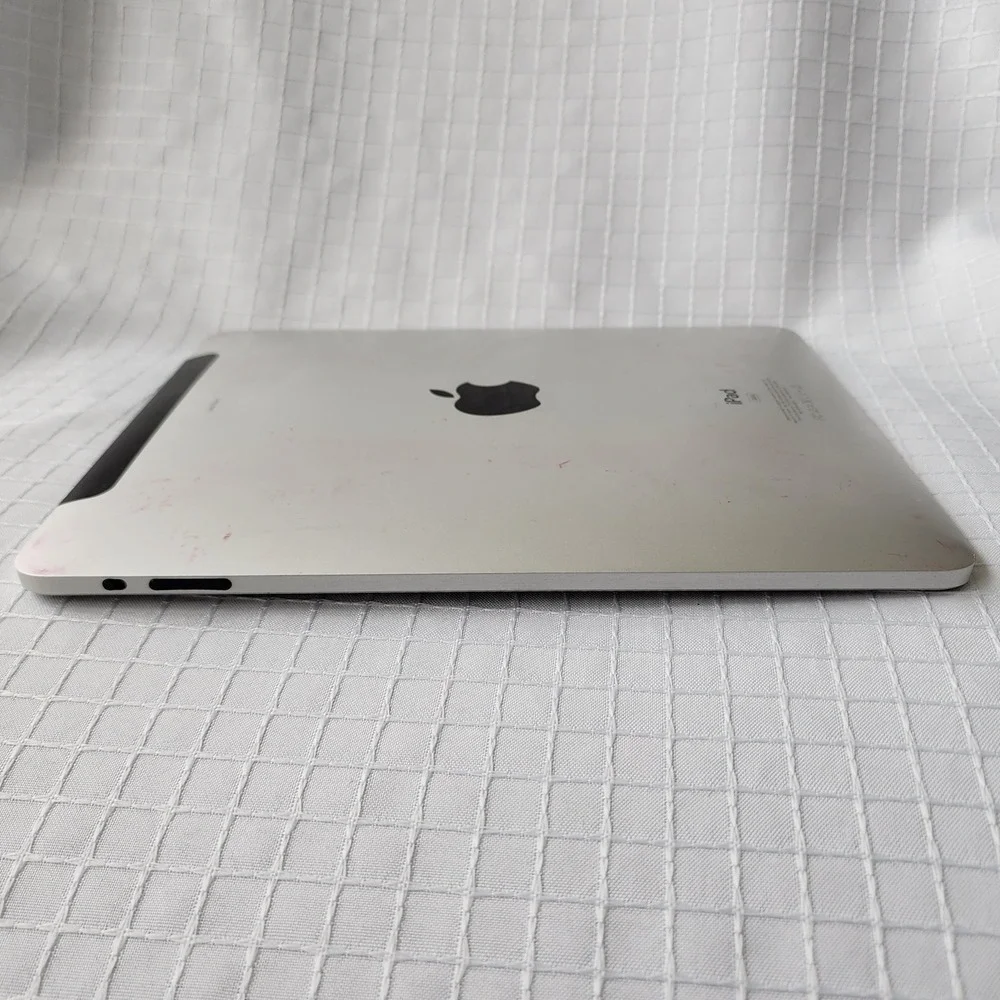 Apple iPad 1st Gen 32gb Silver A1337 WiFi 3g powers on Locked see Description‎